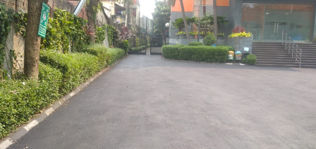 Hasil Akhir Jalan Aspal dengan Kansteen Curb Rapi
