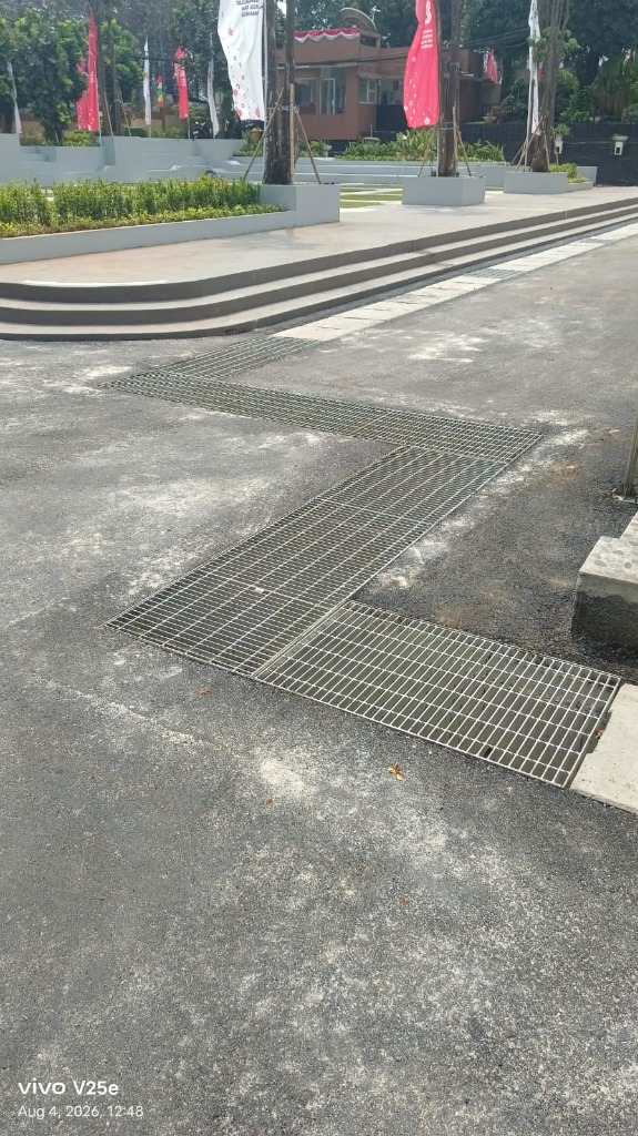 Pemasangan Saluran U-Ditch dan Steel Grating