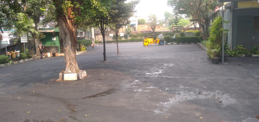 Pengaspalan Jalan Hotmix dengan Roller Compactor